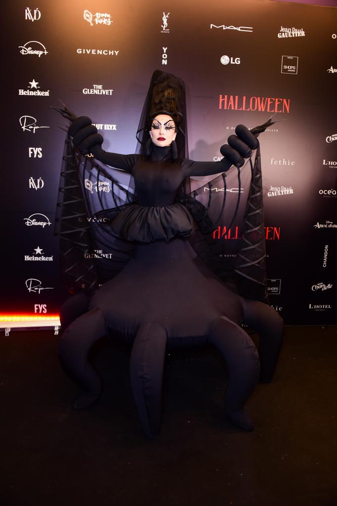 Sabrina Sato usa fantasia de aranha em festa de Halloween e choca fãs