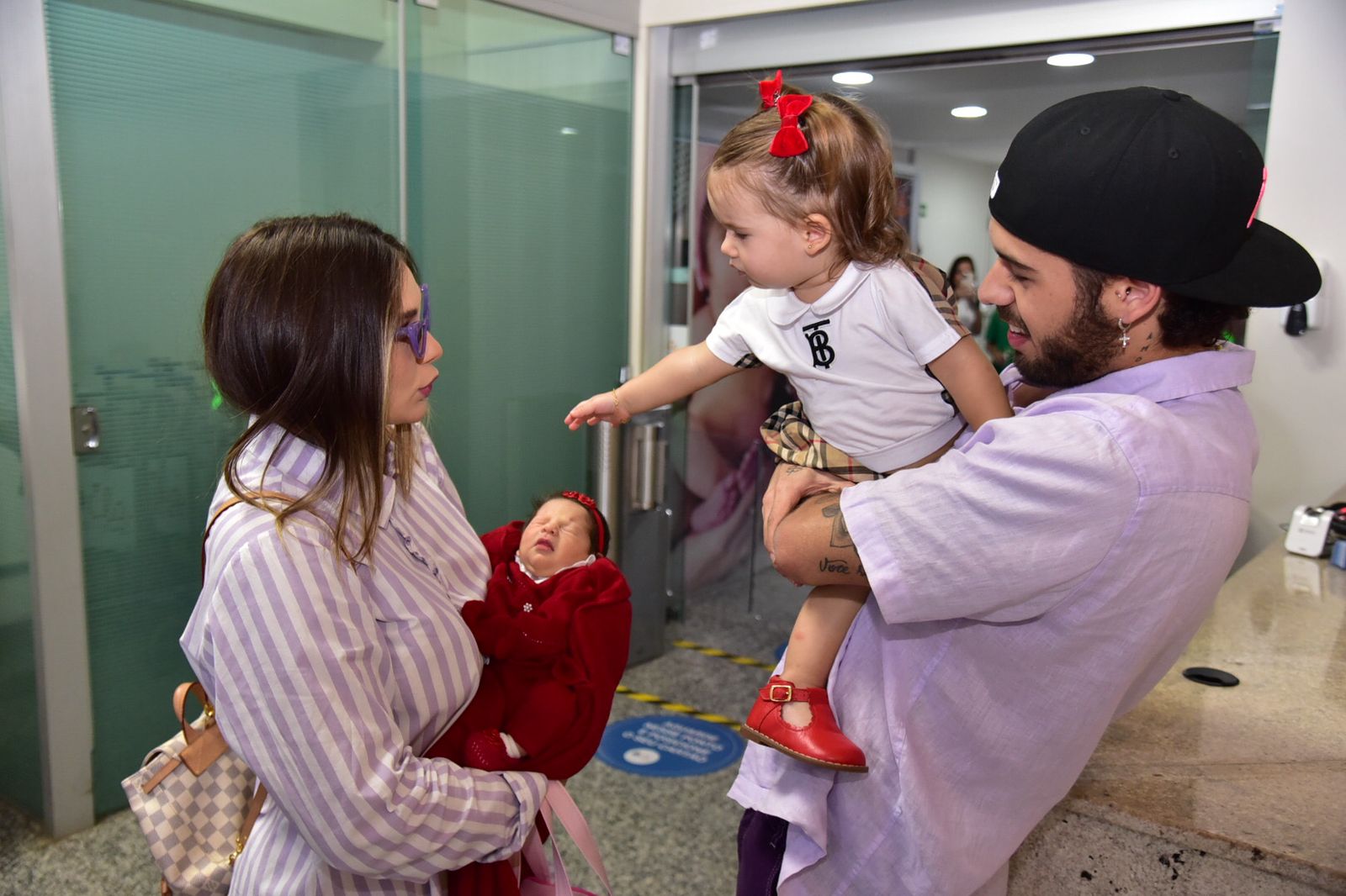 Virginia Fonseca deixa a maternidade com a família