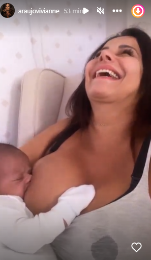 Viviane Araujo amamenta o filho