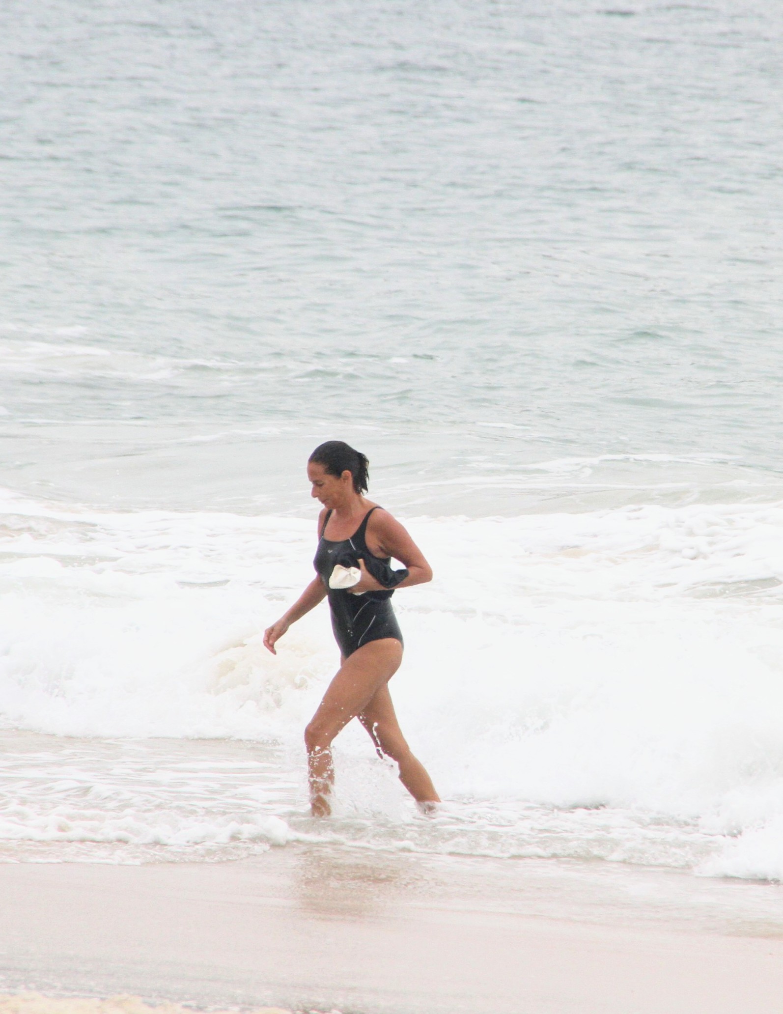 Andréa Beltrão em uma praia no Rio de Janeiro