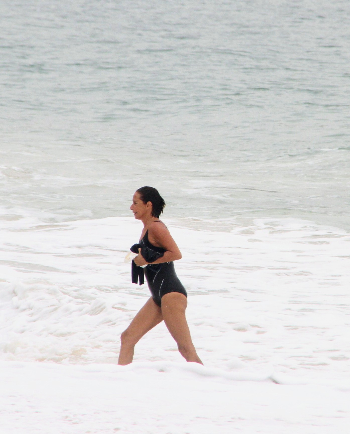 Andréa Beltrão em uma praia no Rio de Janeiro