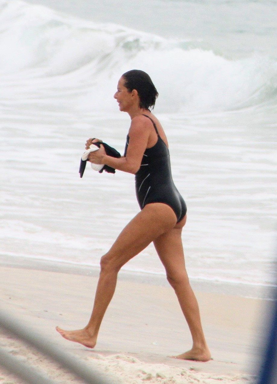 Andréa Beltrão em uma praia no Rio de Janeiro