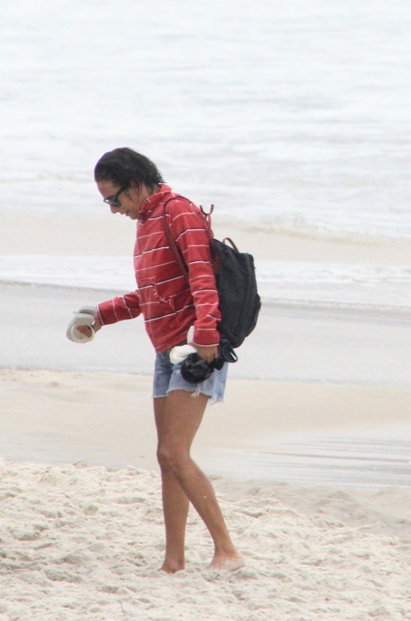 Andréa Beltrão em uma praia no Rio de Janeiro