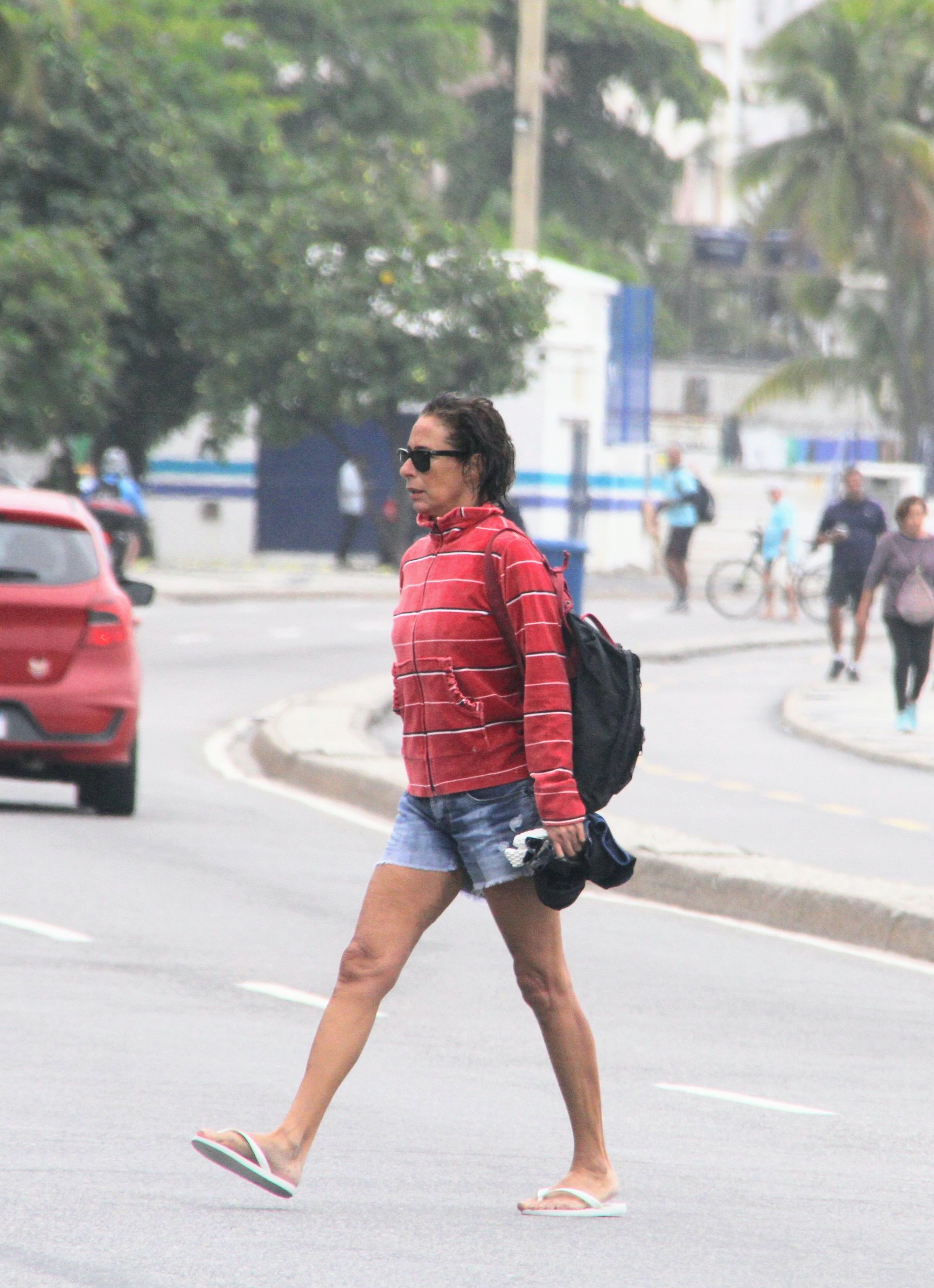 Andréa Beltrão em uma praia no Rio de Janeiro