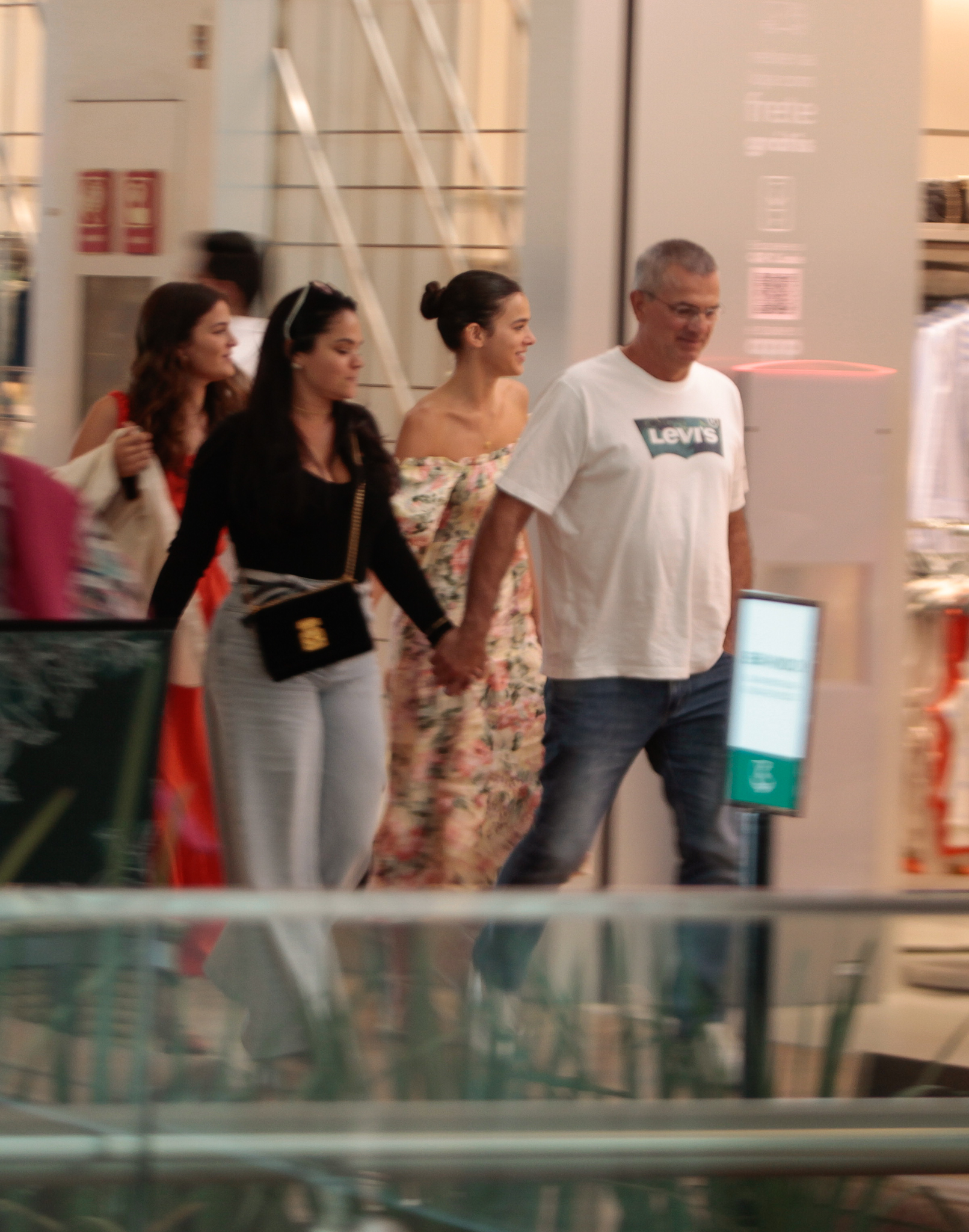 Bruna Marquezine curte passeio com a família