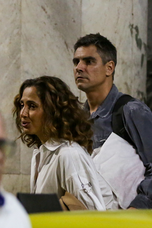 A atriz Camila Pitanga foi vista trocando beijos com o namorado Patrick Pessoa no aeroporto do Rio de Janeiro A atriz Camila Pitanga foi vista trocando beijos com o namorado Patrick Pessoa no aeroporto do Rio de Janeiro 