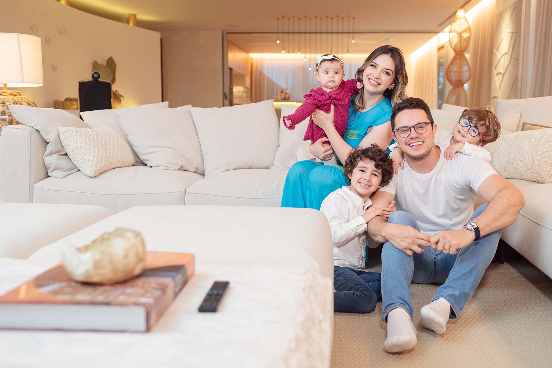 Deive Leonardo posa com sua família em entrevista na Revista CARAS