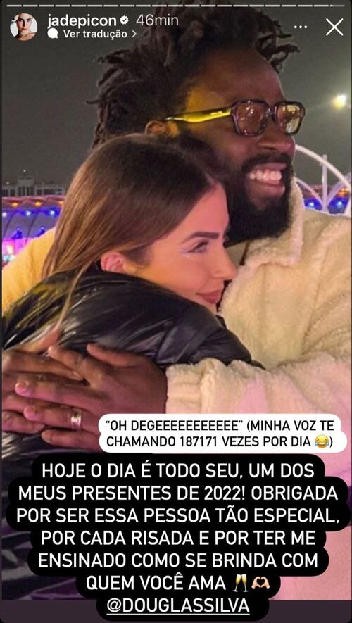 Por meio de seu Instagram, a influenciadora Jade Picon (21) compartilhou uma foto em que aparecia abraçada com Douglas.