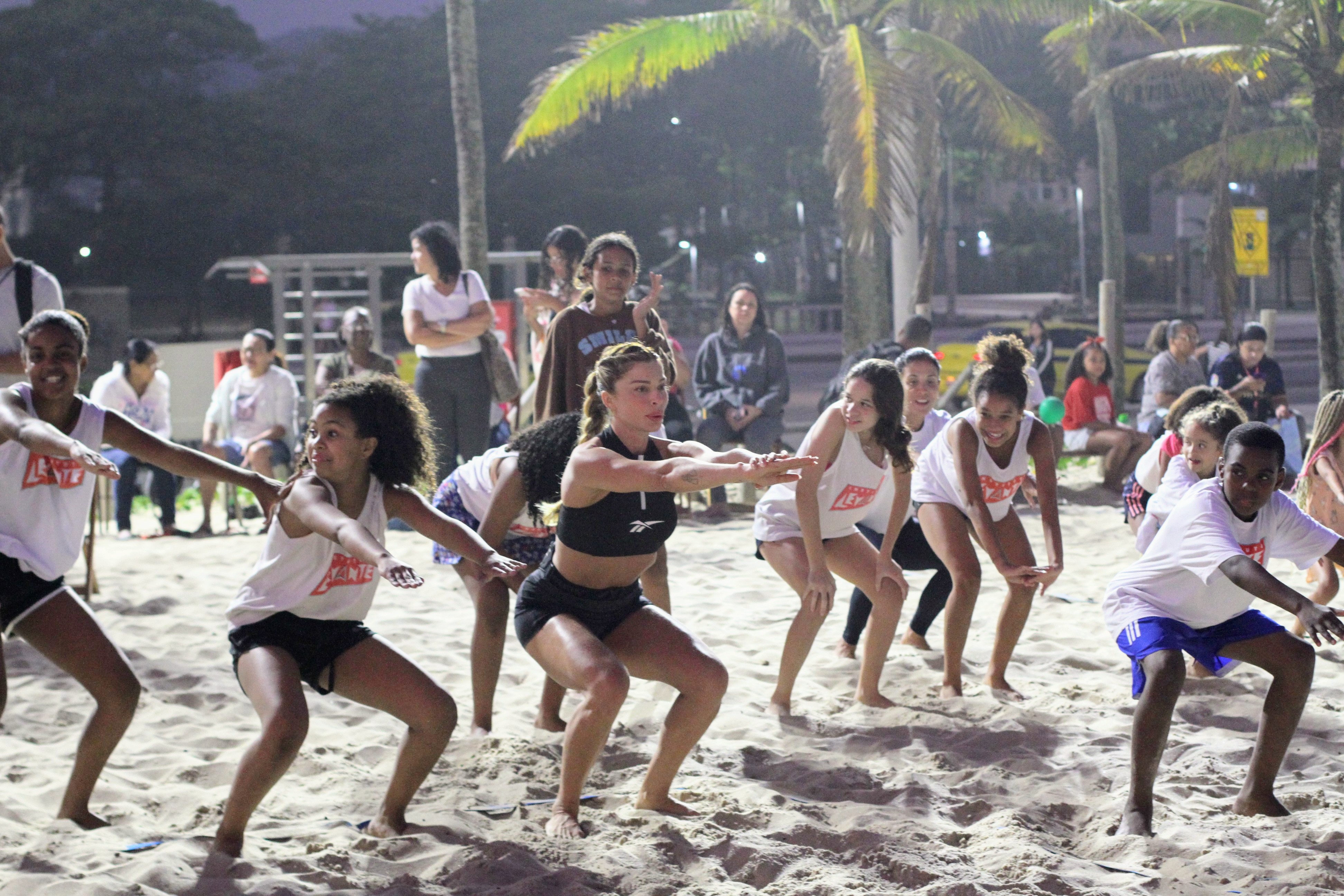 Grazi Massafera é clicada na praia em evento para apoiar causas e rouba a cena ao mostrar boa forma durante partida de vôlei