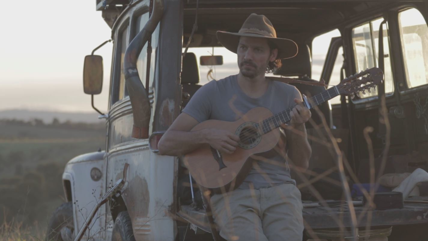 Guito fala sobre a vida e a carreira em entrevista na Revista CARAS