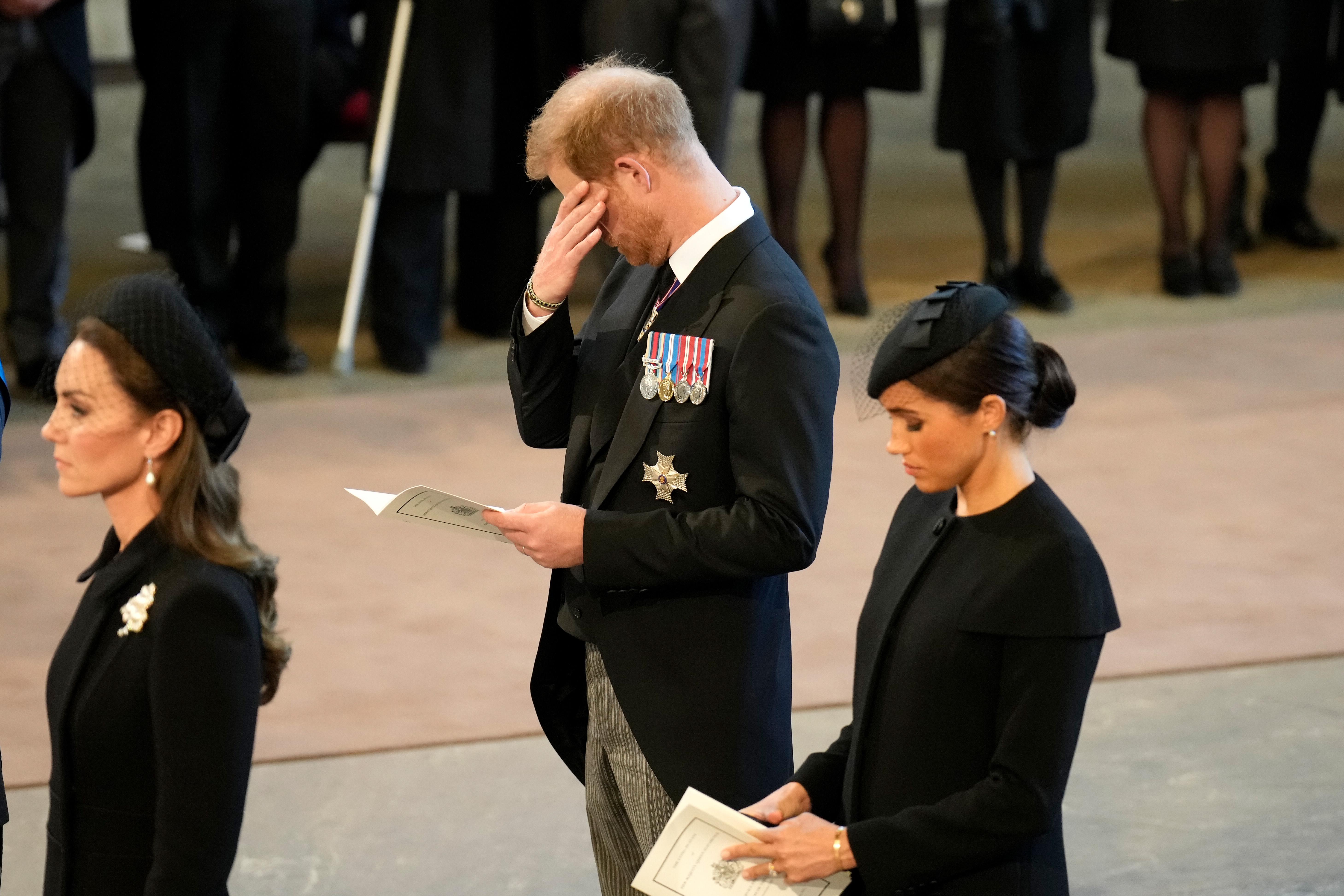 Príncipe Harry cai no choro durante velório de avó Rainha Elizabeth II