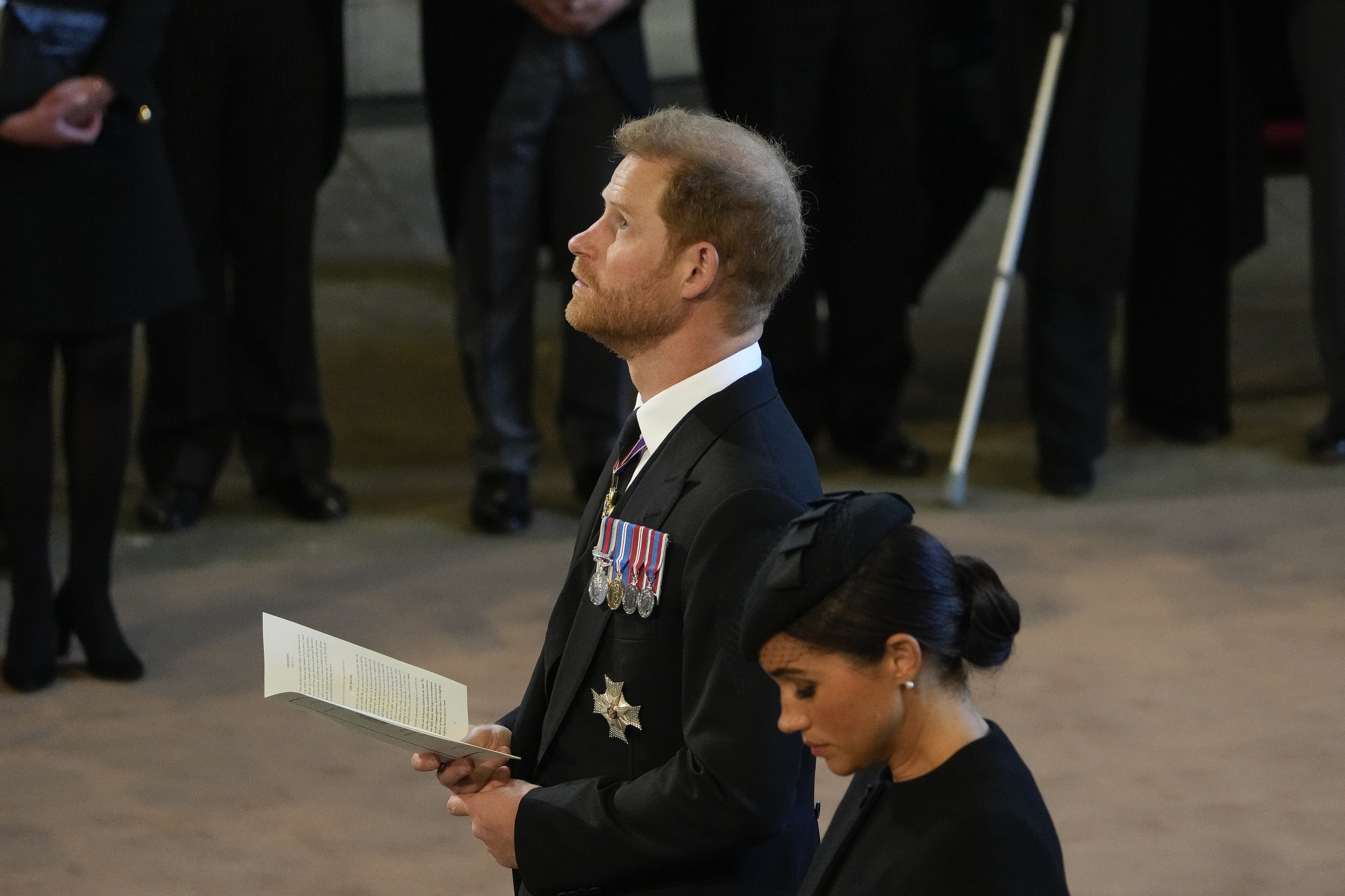 Príncipe Harry cai no choro durante velório de avó Rainha Elizabeth II