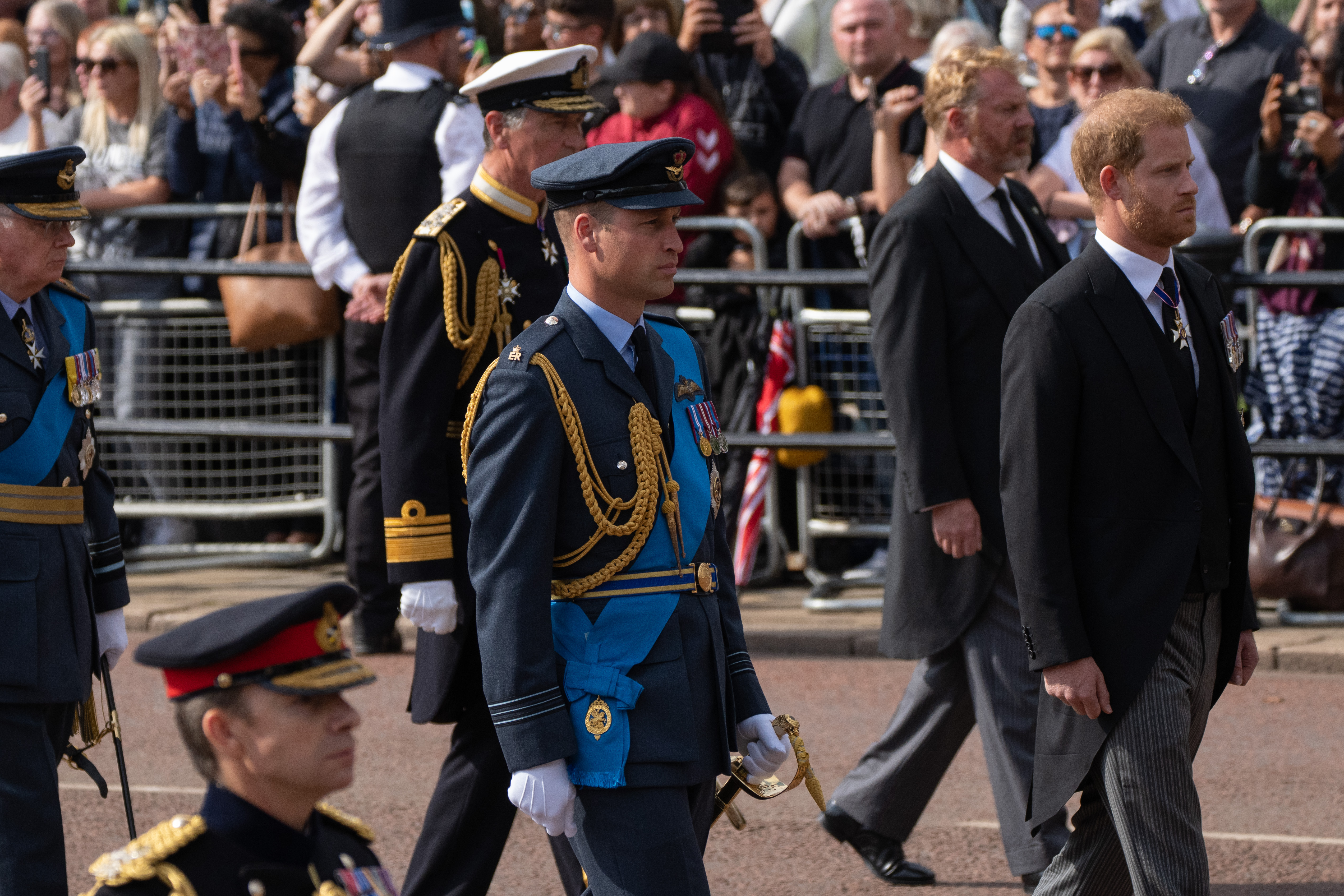 Príncipes William e Harry mantiveram tradição respeitosa no funeral da Rainha Elizabeth II, assim como no da Princesa Diana, há 25 anos