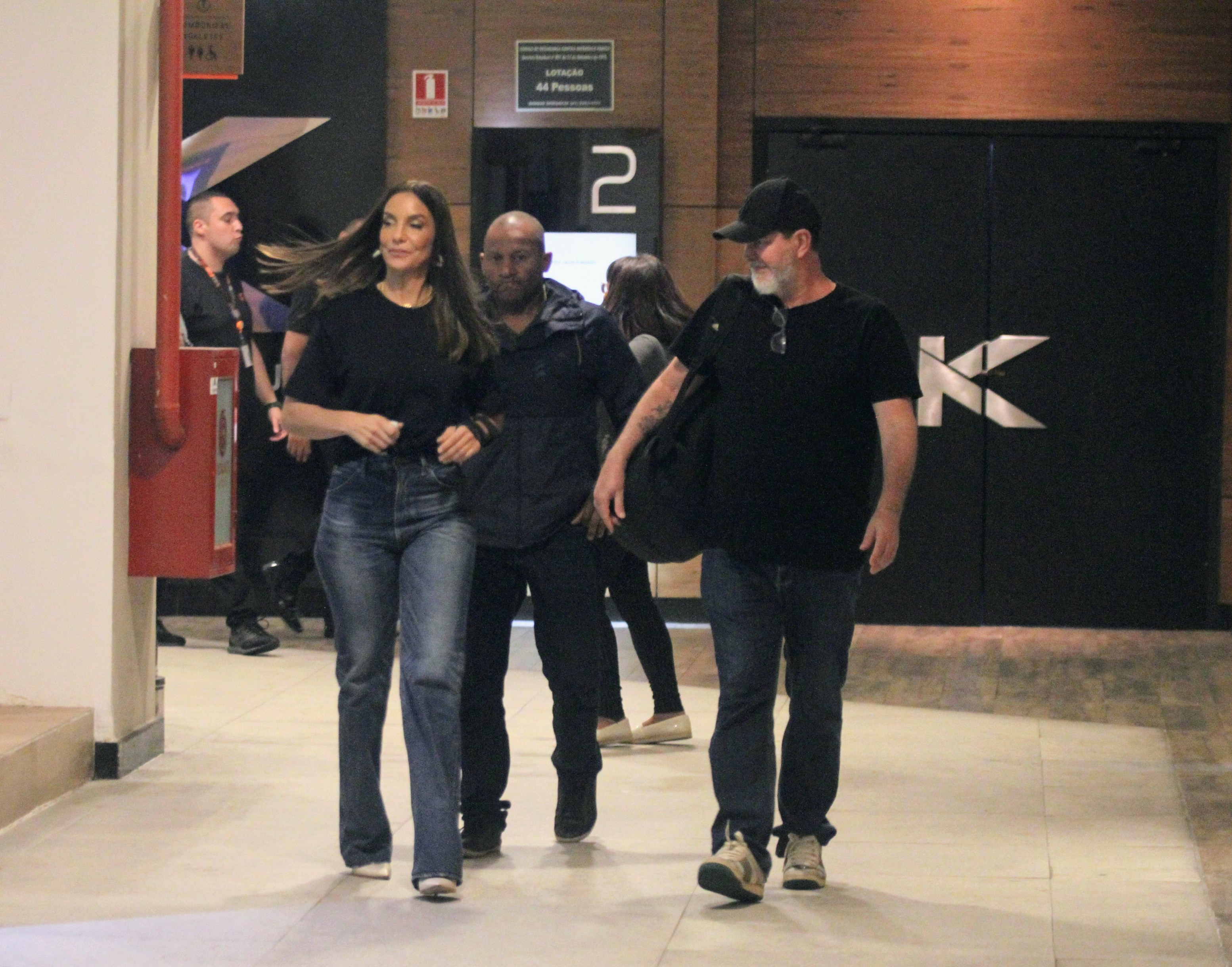 Ivete Sangalo curte passeio no shopping