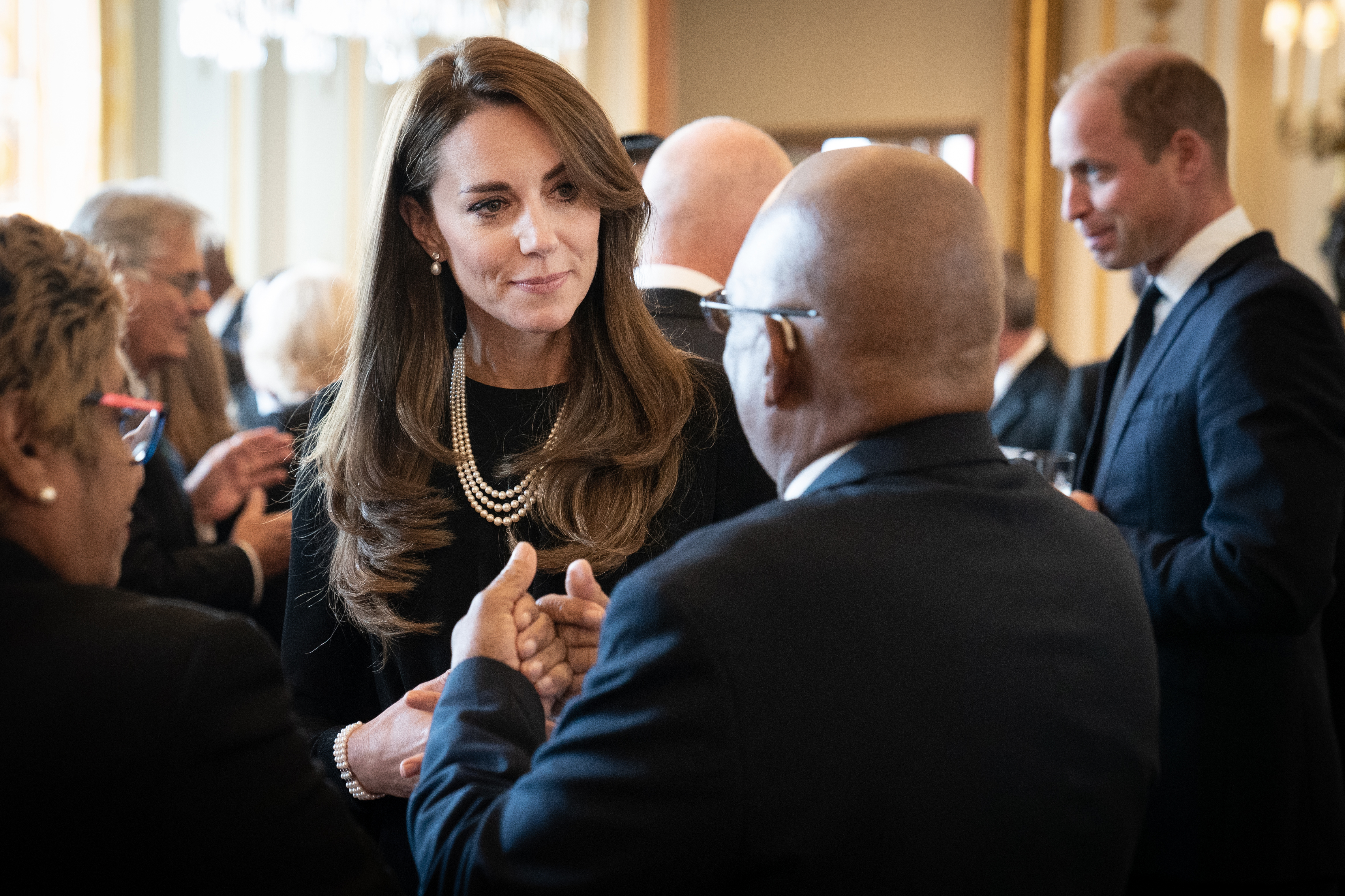 Kate Middleton usa colar especial que pertenceu à Rainha Elizabeth II em evento no Palácio de Buckingham