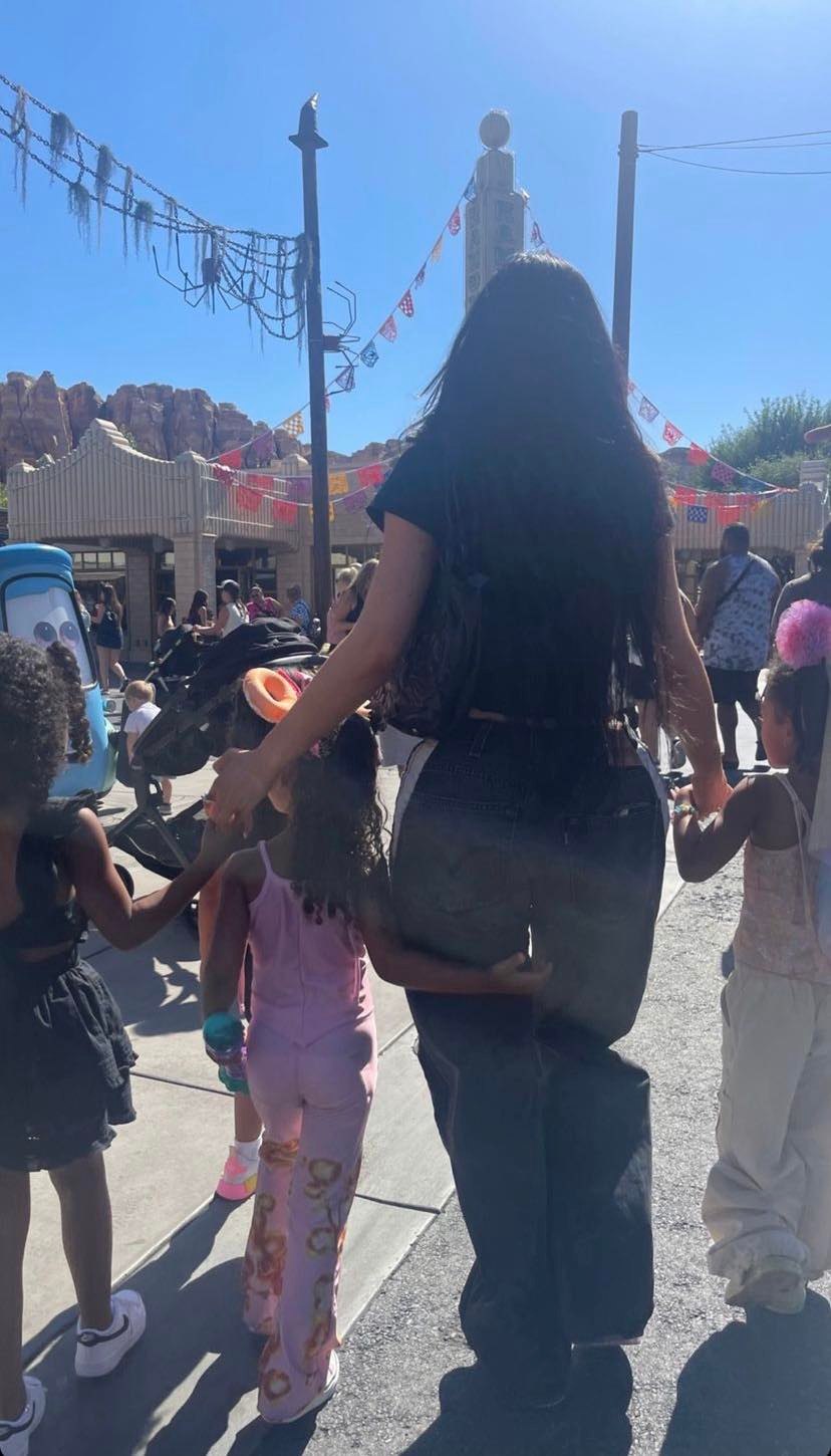 Kylie Jenner leva a filha mais velha e as sobrinhas para passeio inesquecível na Disneyland da Califórnia