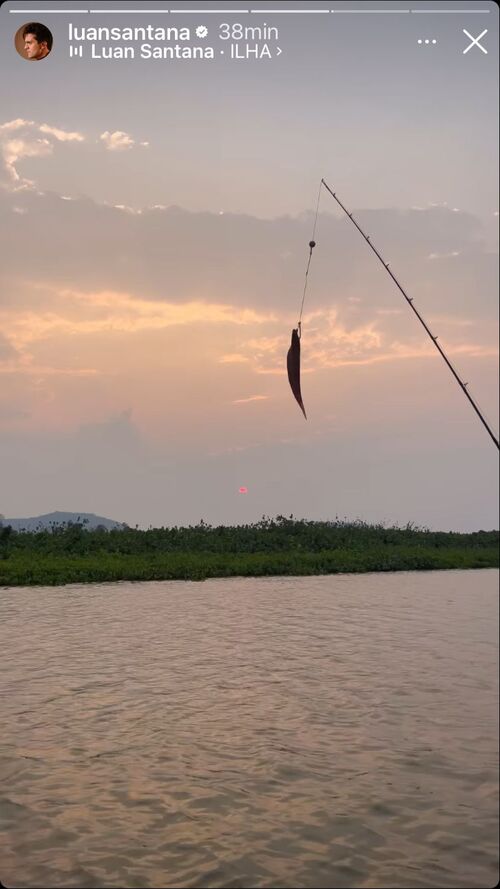 O cantor compartilhou nos stories, vídeos do passeio de barco no pôr-do-sol e a vara que levava com um peixe. 