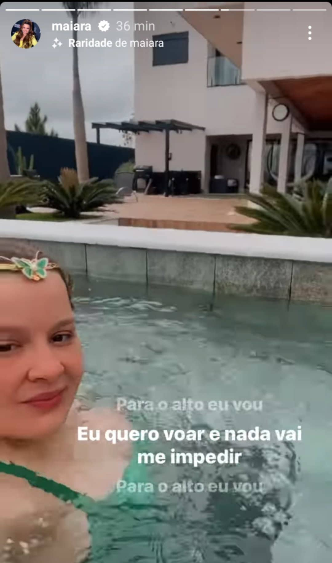 Maiara na piscina