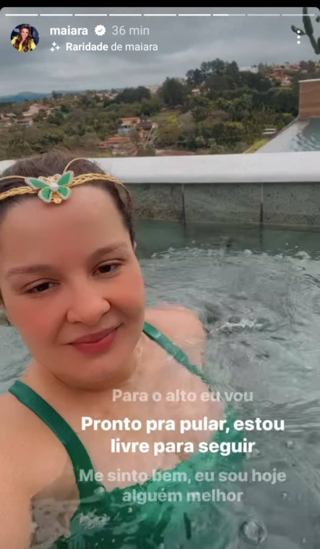 Maiara na piscina