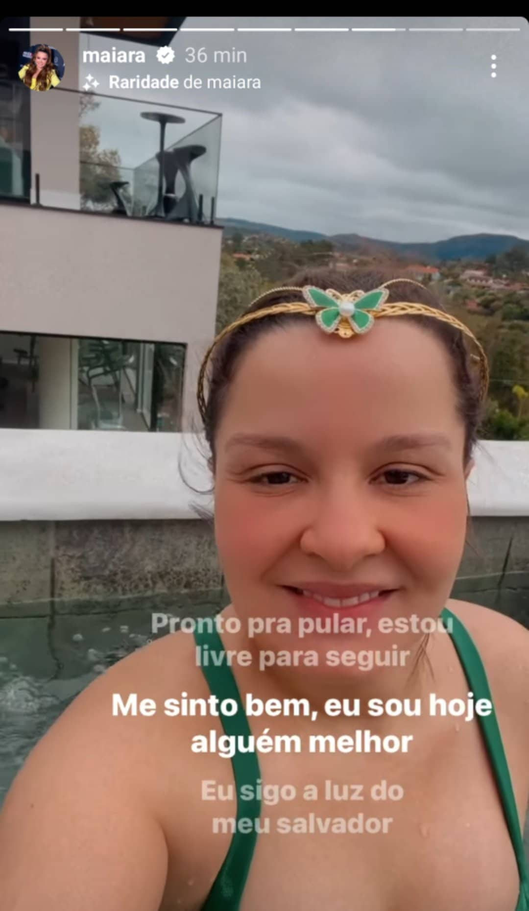 Maiara na piscina