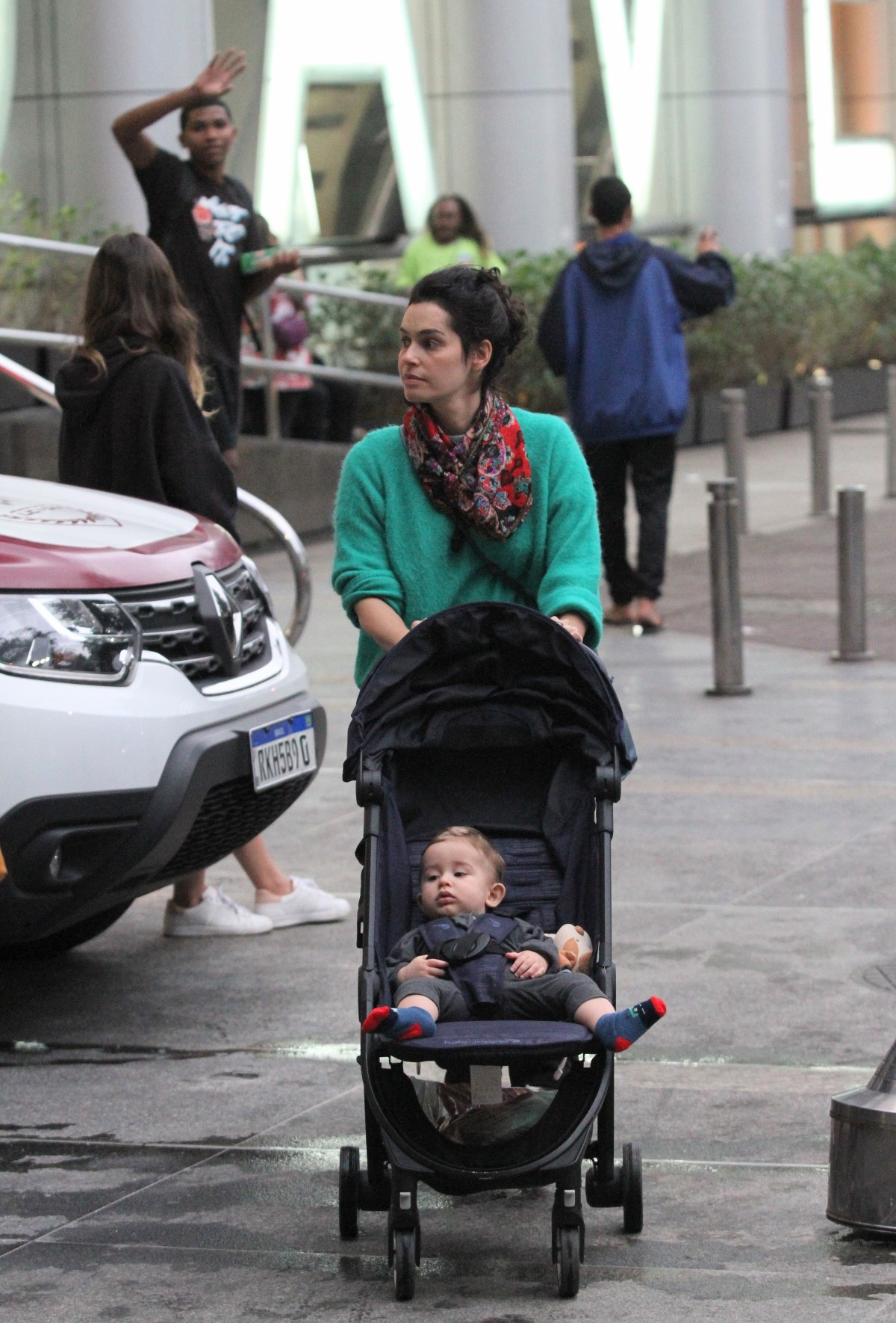 Maria Flor curte passeio com o filho, Vicente