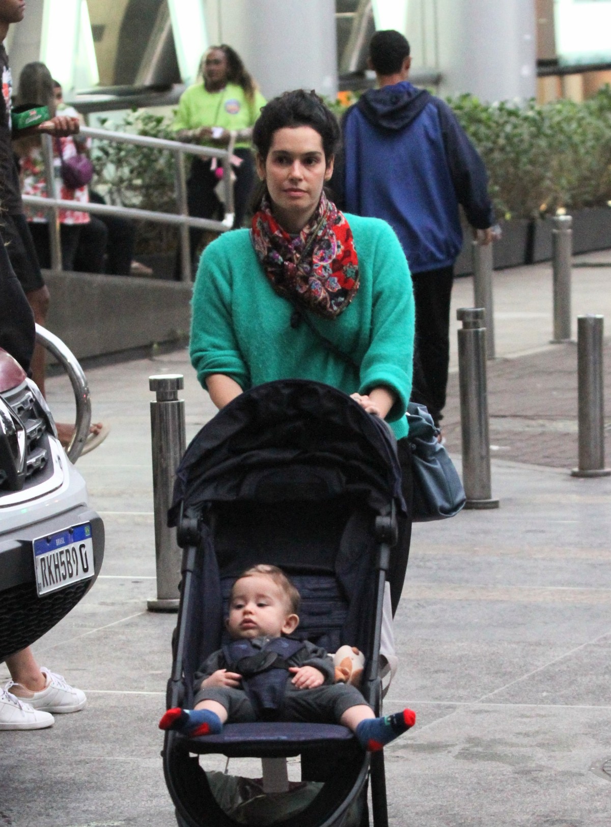 Maria Flor curte passeio com o filho, Vicente