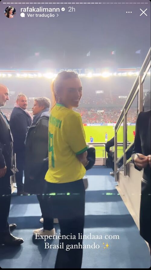 A influenciadora apareceu no estádio parisiense Parc des Princes com a camiseta verde amarela da seleção com seu sobrenome atrás e o número 9. 