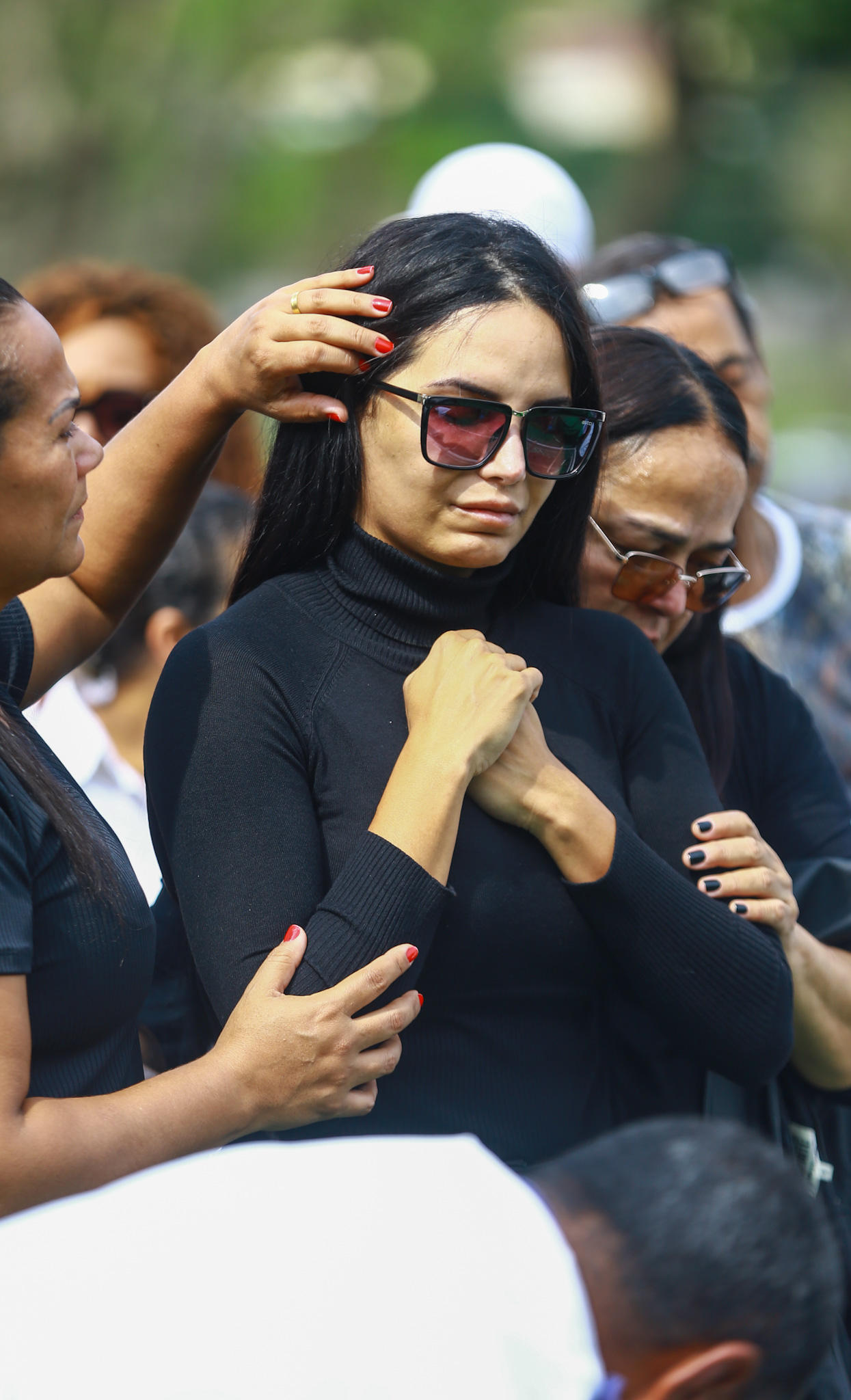 Ex-A Fazenda Shayene Cesário chora no enterro do marido