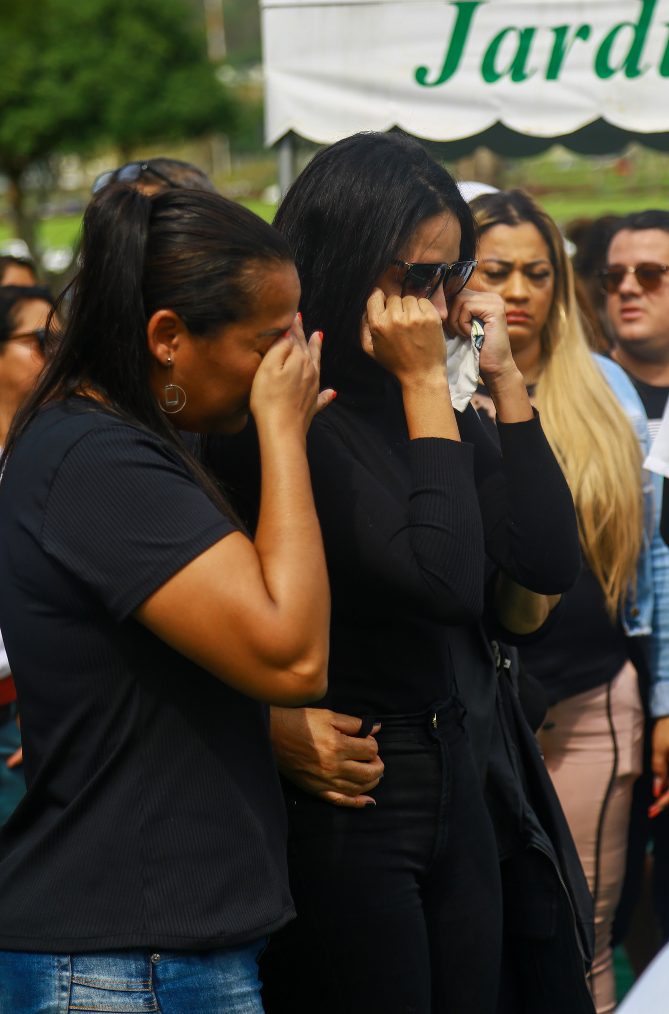 Ex-A Fazenda Shayene Cesário chora no enterro do marido