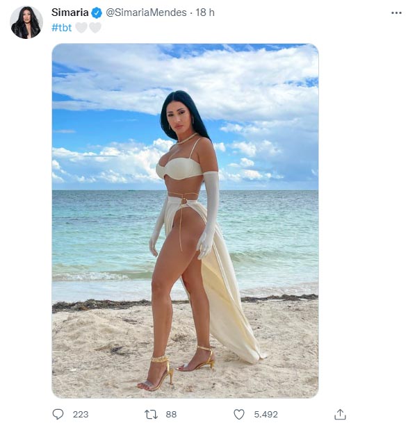 Simaria mostra foto na praia