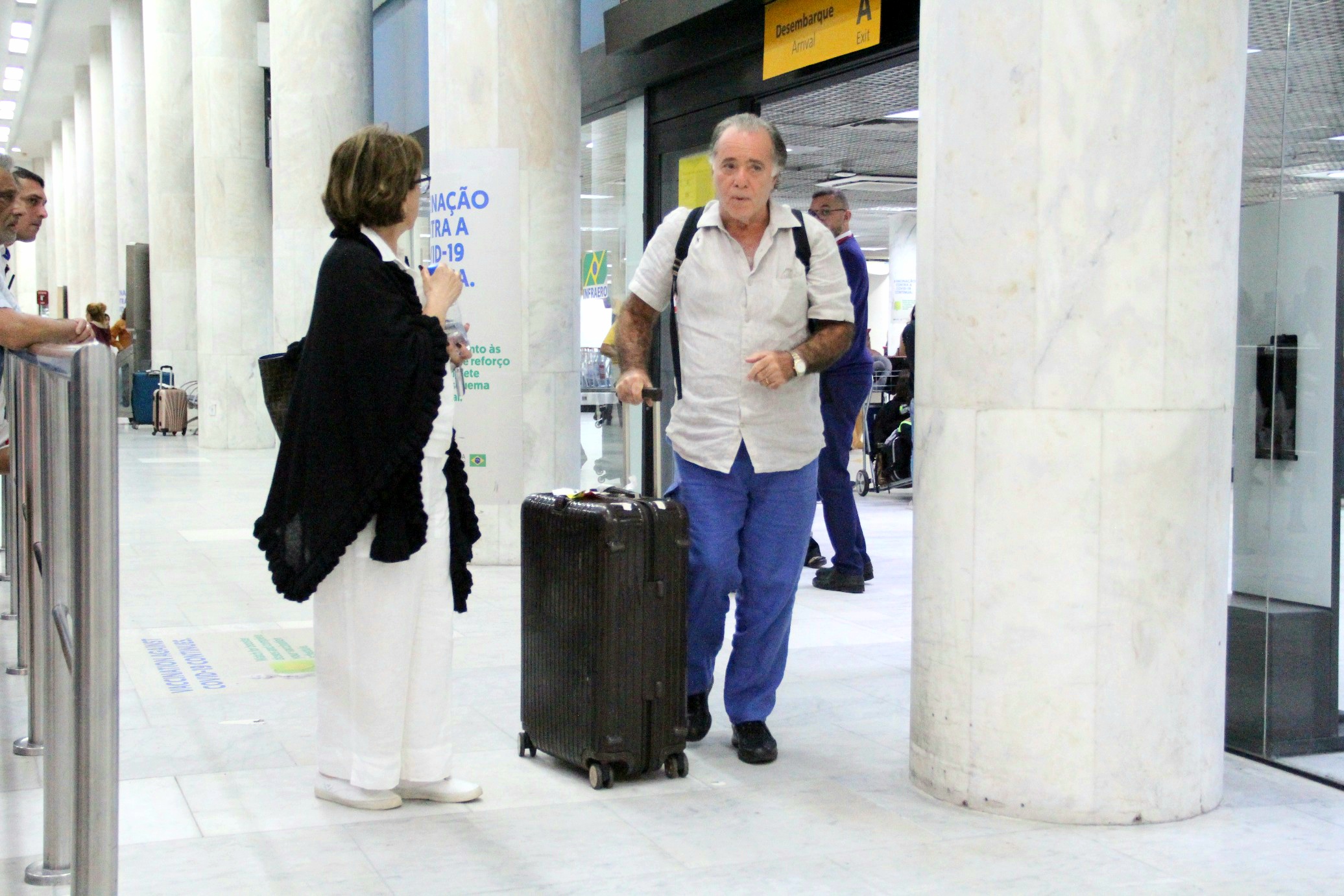 Tony Ramos é visto no aeroporto com a esposa, Lidiane Barbosa