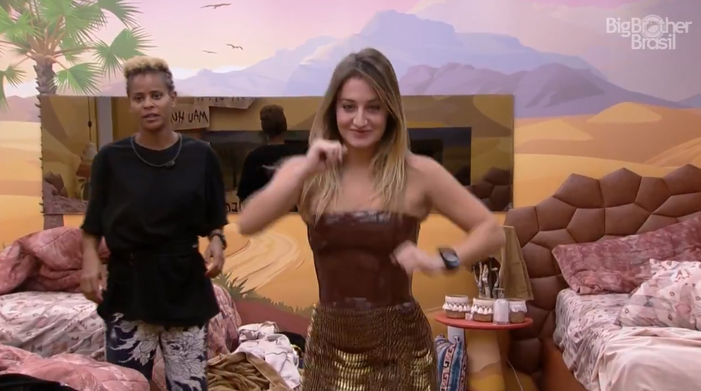 Amanda e Bruna Griphao provam os looks para a final do BBB 23