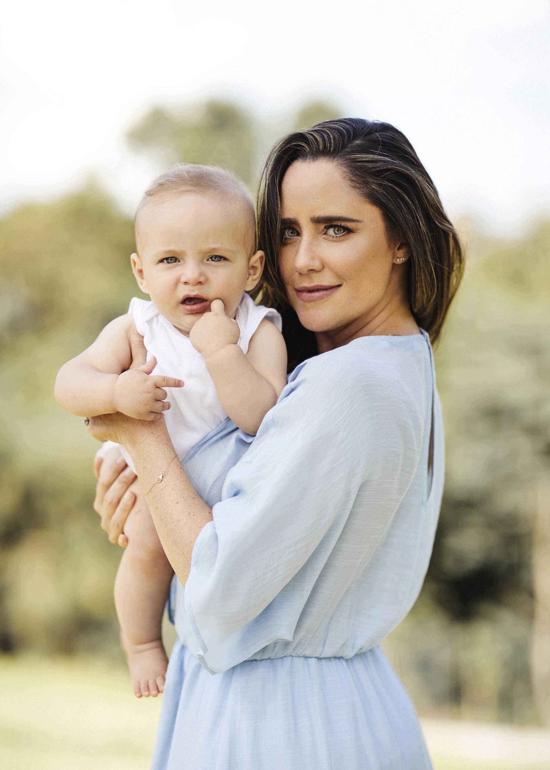 Fernanda Vasoncellos e Cássio Reis fazem ensaio fotográfico com Romeo