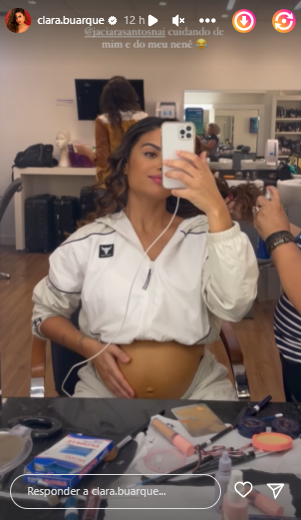 Clara Buarque posa com barriga de gravidez falsa