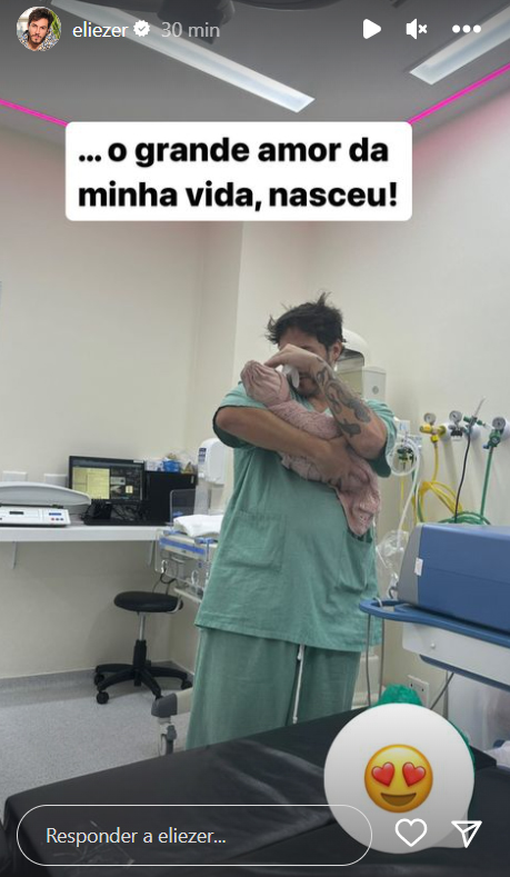 Eliezer mostra fotos na sala de parto no dia do nascimento da filha