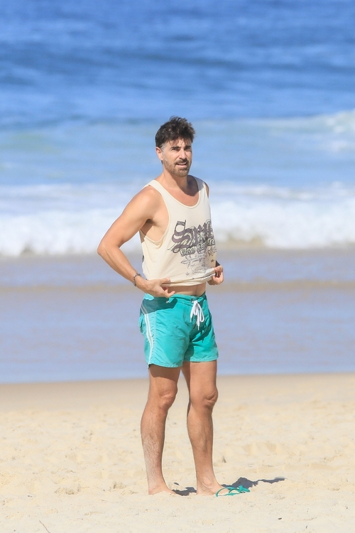 Ao sair da praia, Reynaldo vestiu uma camiseta regata branca. 