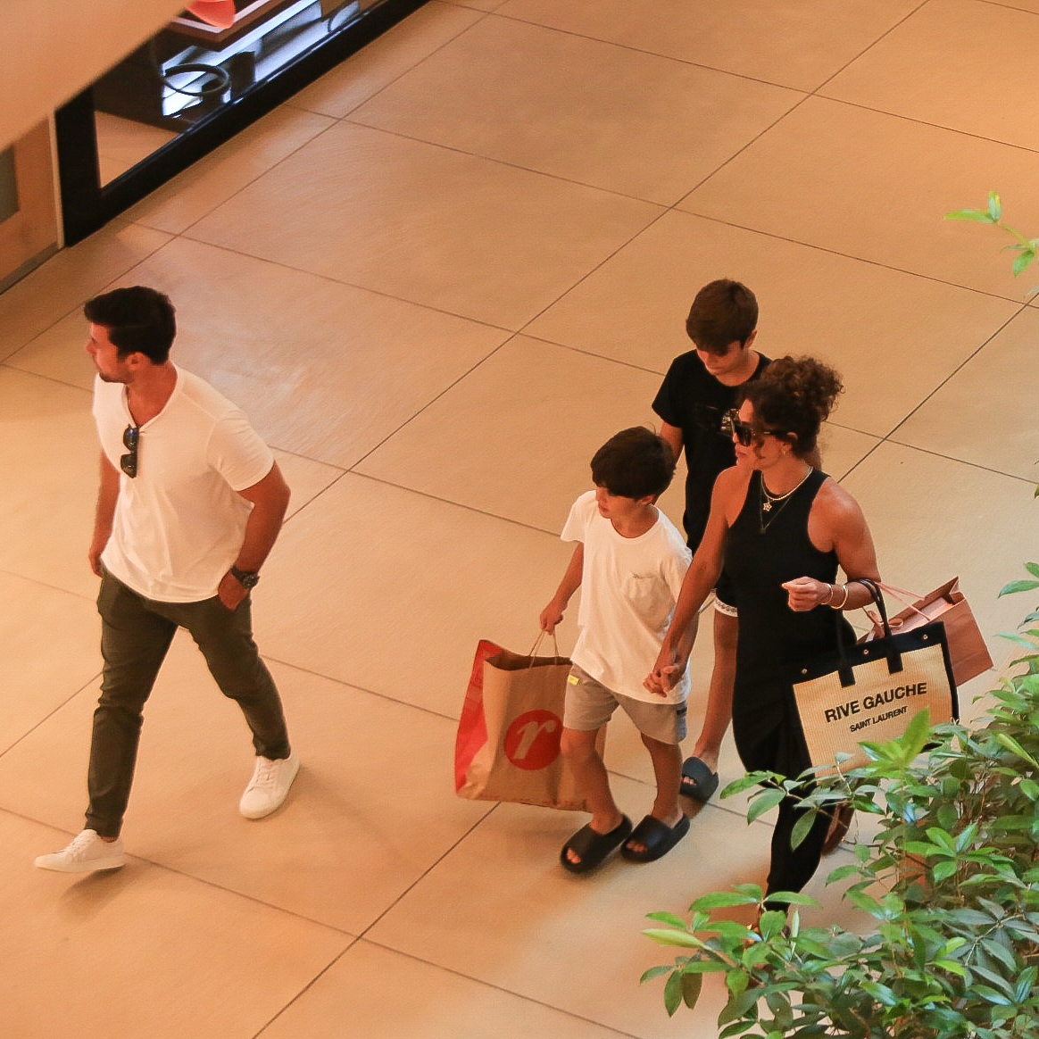 Juliana Paes é flagrada em passeio no shopping com os filhos e o marido