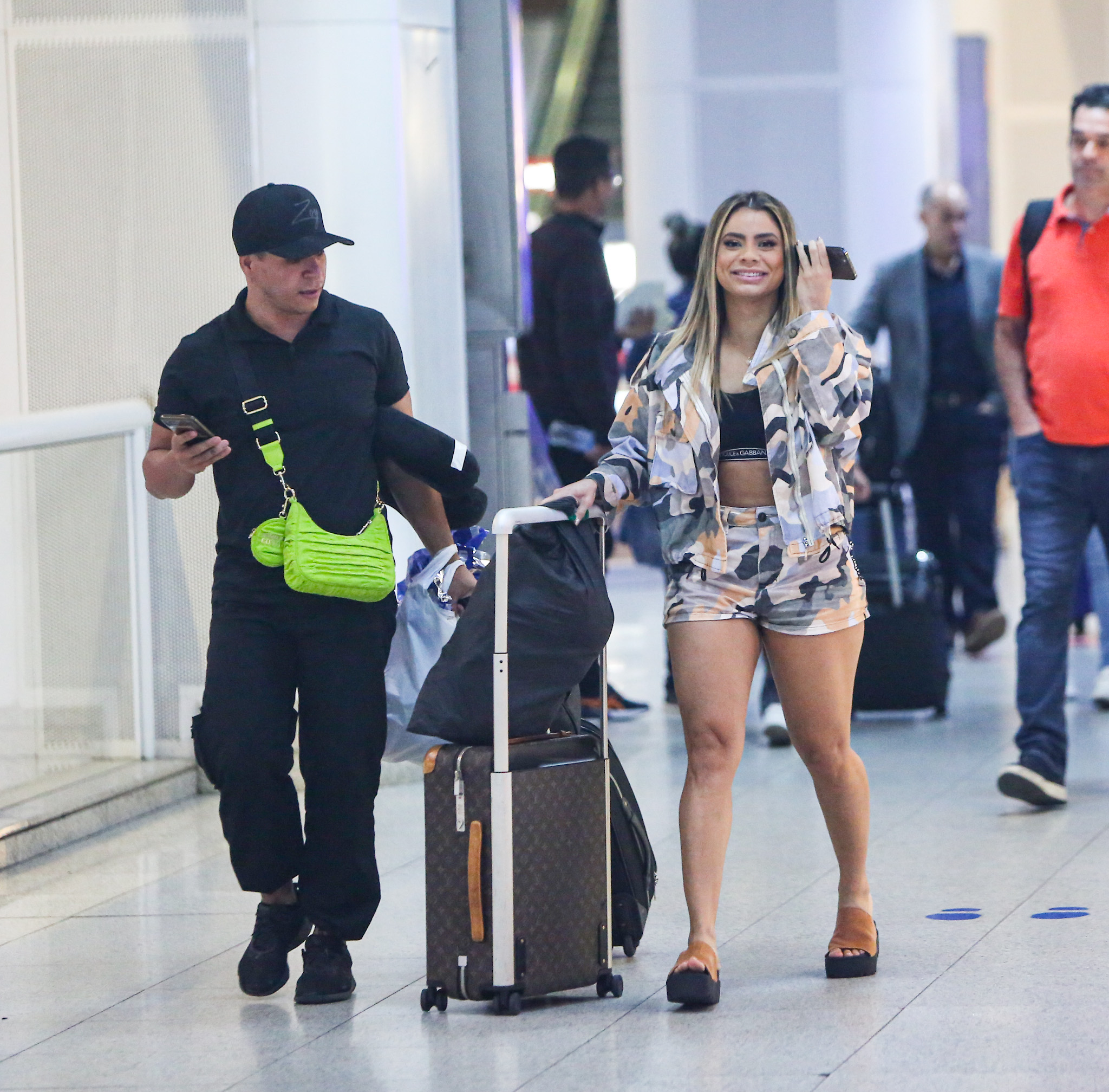 Lexa é flagrada no aeroporto