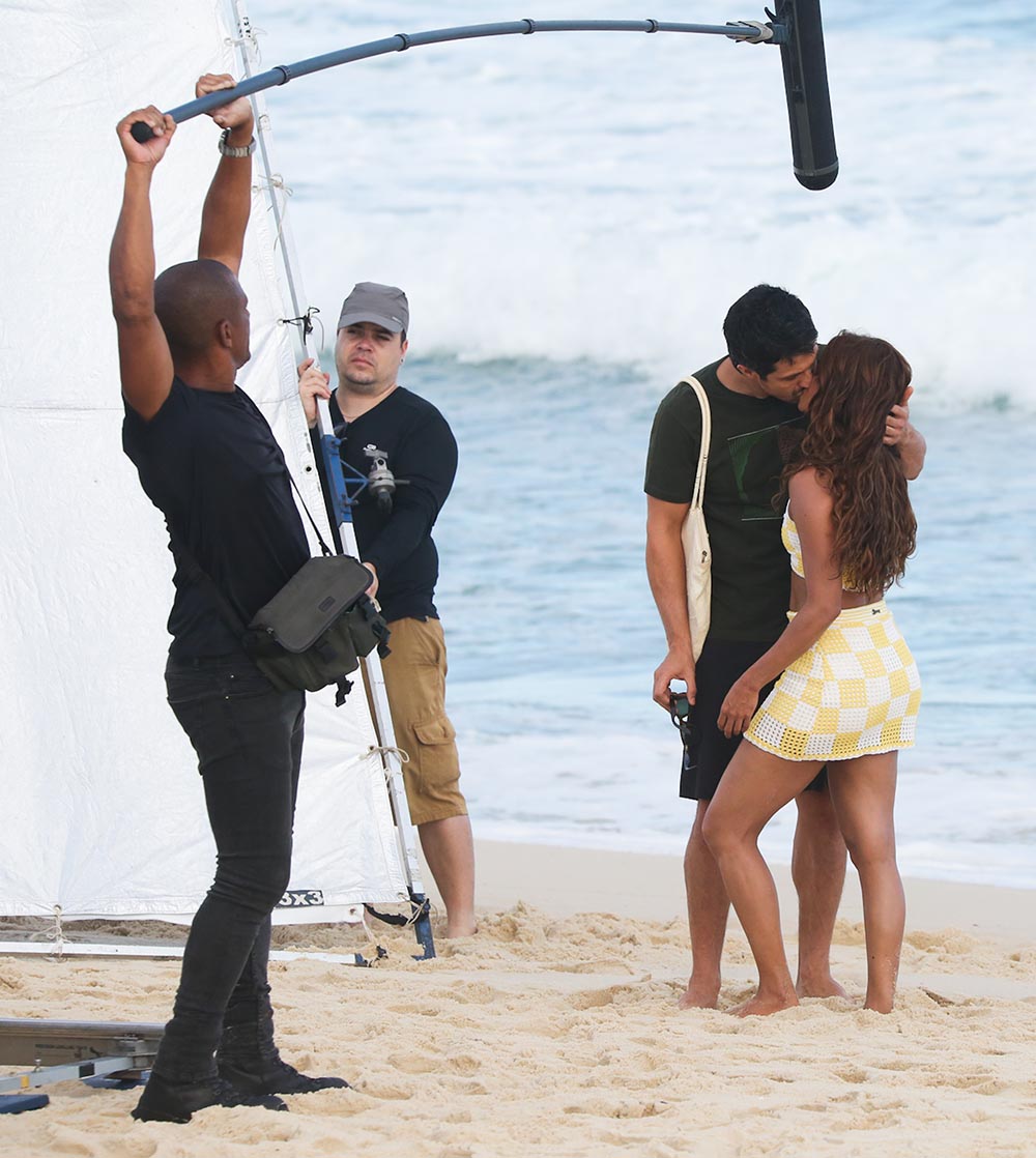 Romulo Estrela e Lucy Alves em gravação na praia