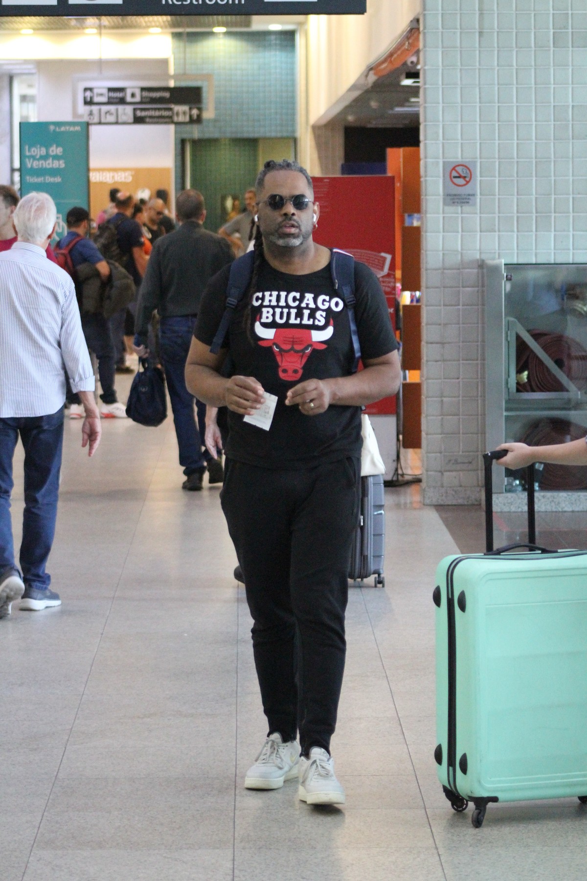 Manoel Soares em um aeroporto