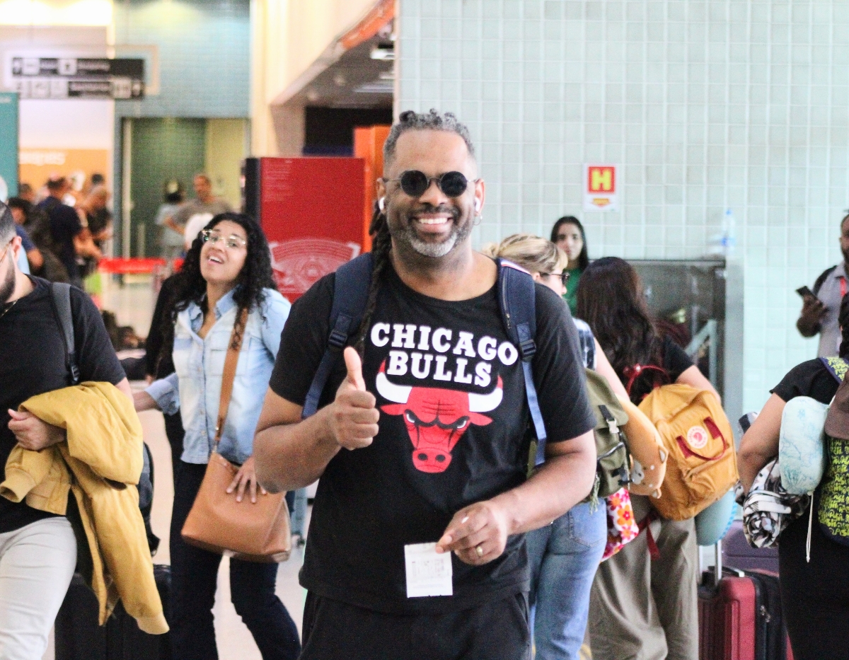 Manoel Soares em um aeroporto