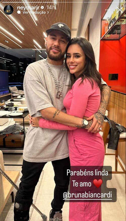 Em seu Instagram, Neymar se declarou à amada e compartilhou uma foto em seus stories ao lado de Bruna. “Parabéns, linda”, escreveu na legenda. 