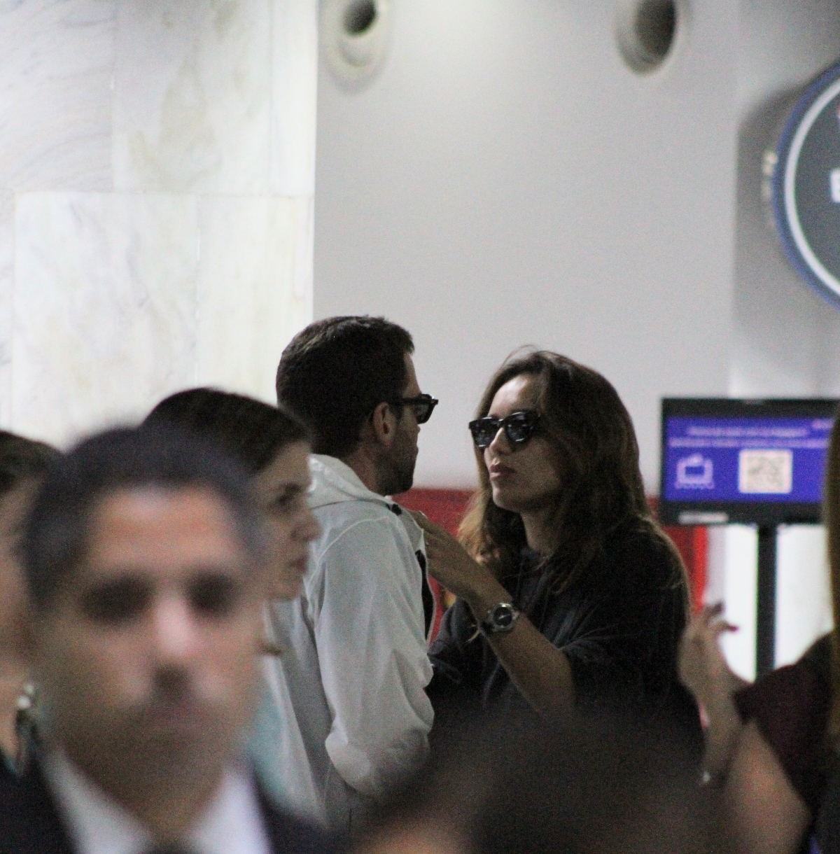 Rafa Kalimann é vista com affair em aeroporto