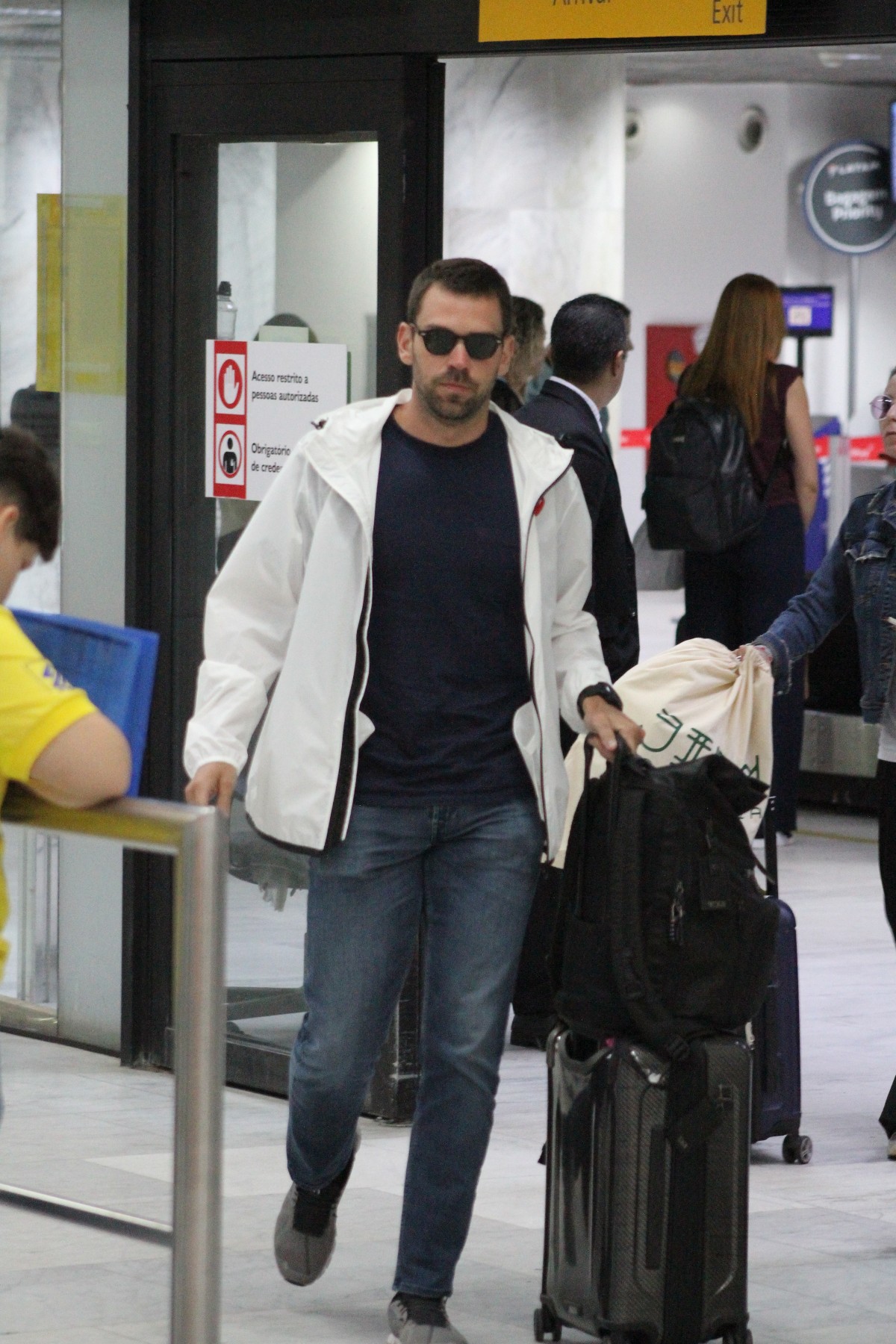 Rafa Kalimann é vista com affair em aeroporto