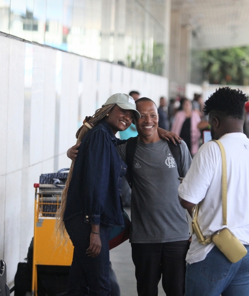 Além de posar e sorrir para os paparazzis, Sarah ainda atendeu alguns fãs e posou para algumas selfies no aeroporto localizado no centro do Rio. 