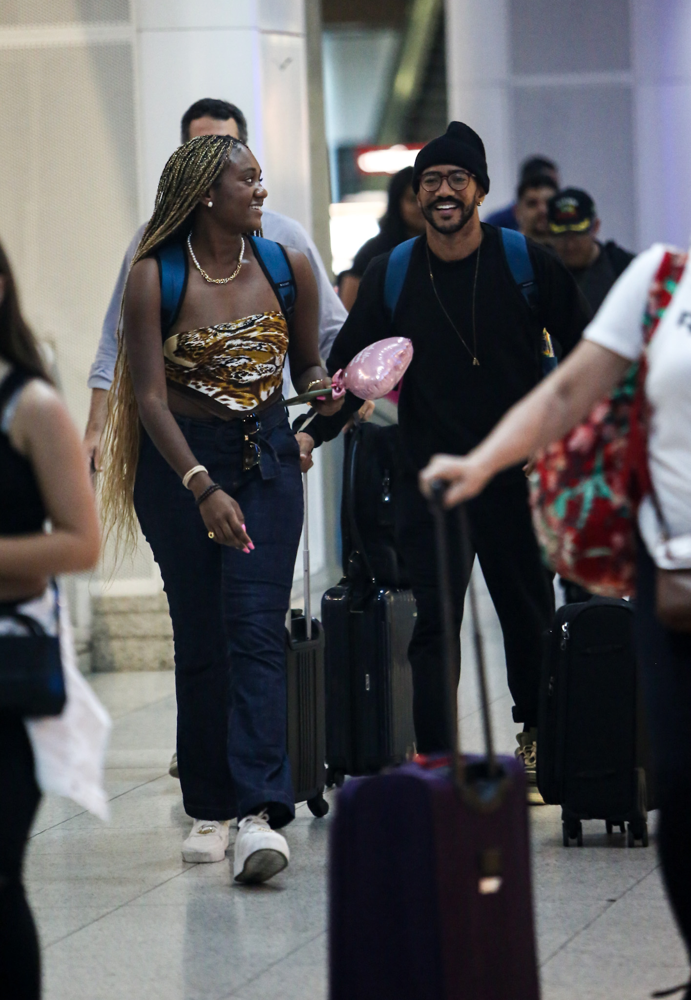 Sarah Aline e Ricardo Alface no aeroporto