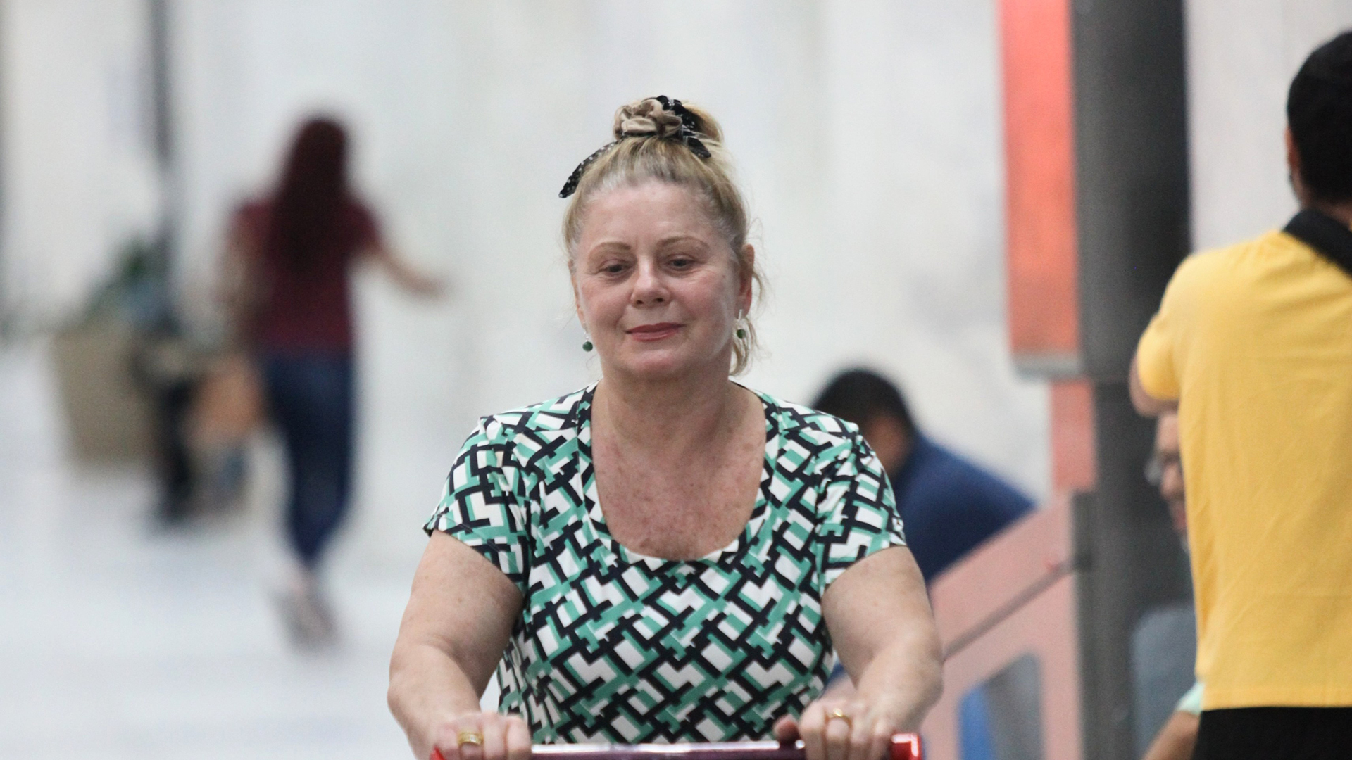 Vera Fischer é flagrada sem maquiagem em aeroporto