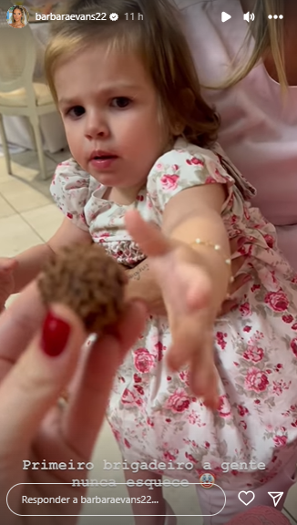 Bárbara Evans dá brigadeiro para a filha