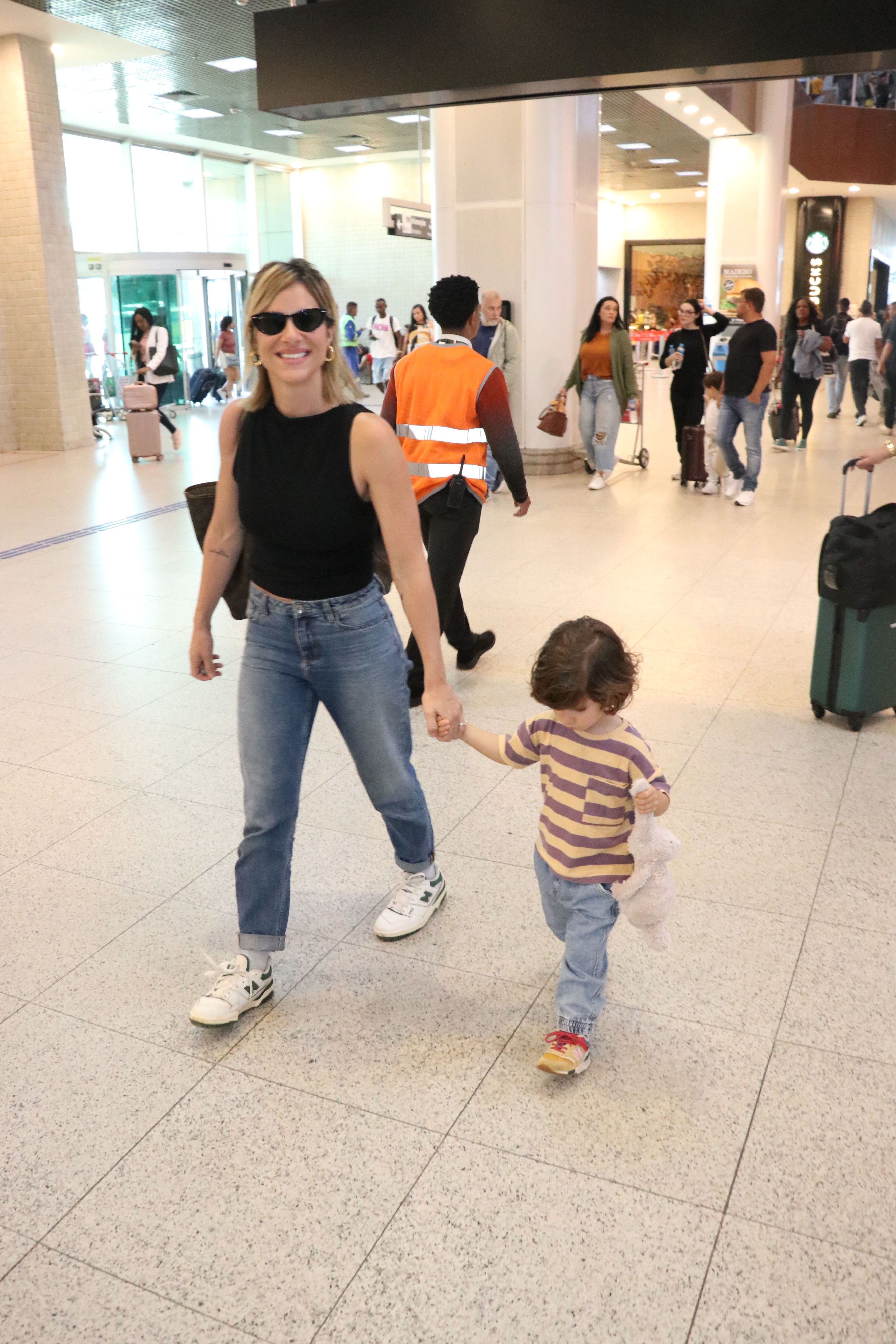 Filho de Giovanna Ewbank, Zyan, rouba a cena em aeroporto