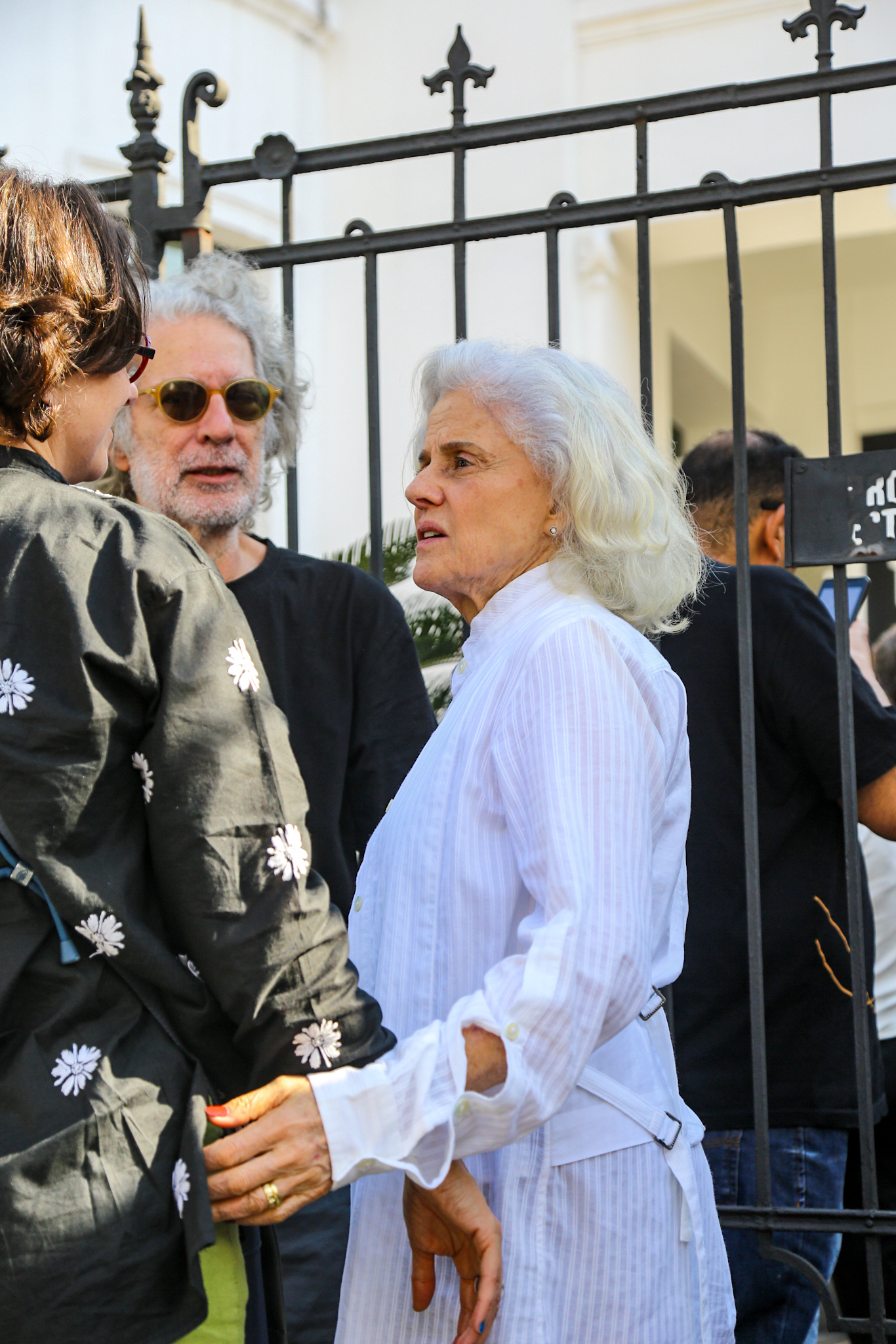 Marieta Severo é fotografada após o velório do marido, Aderbal Freire-Filho